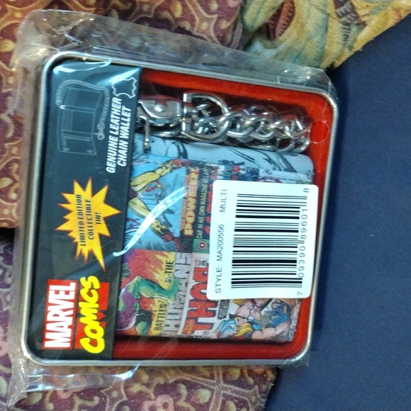 Avengers Trifold Leather Chain Wallet - Picture 4 of 5